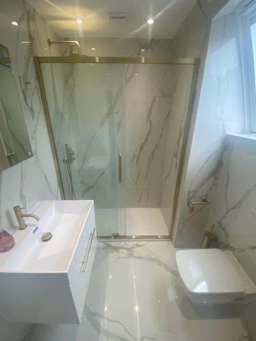 Amazing Newly Refurbished Mews House In W1 Apartamento