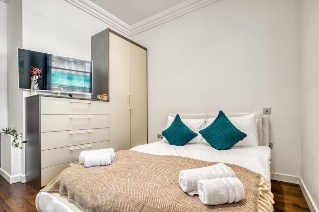 4 Bedroom House In Chiswick- Elegance & Serenity * Londres