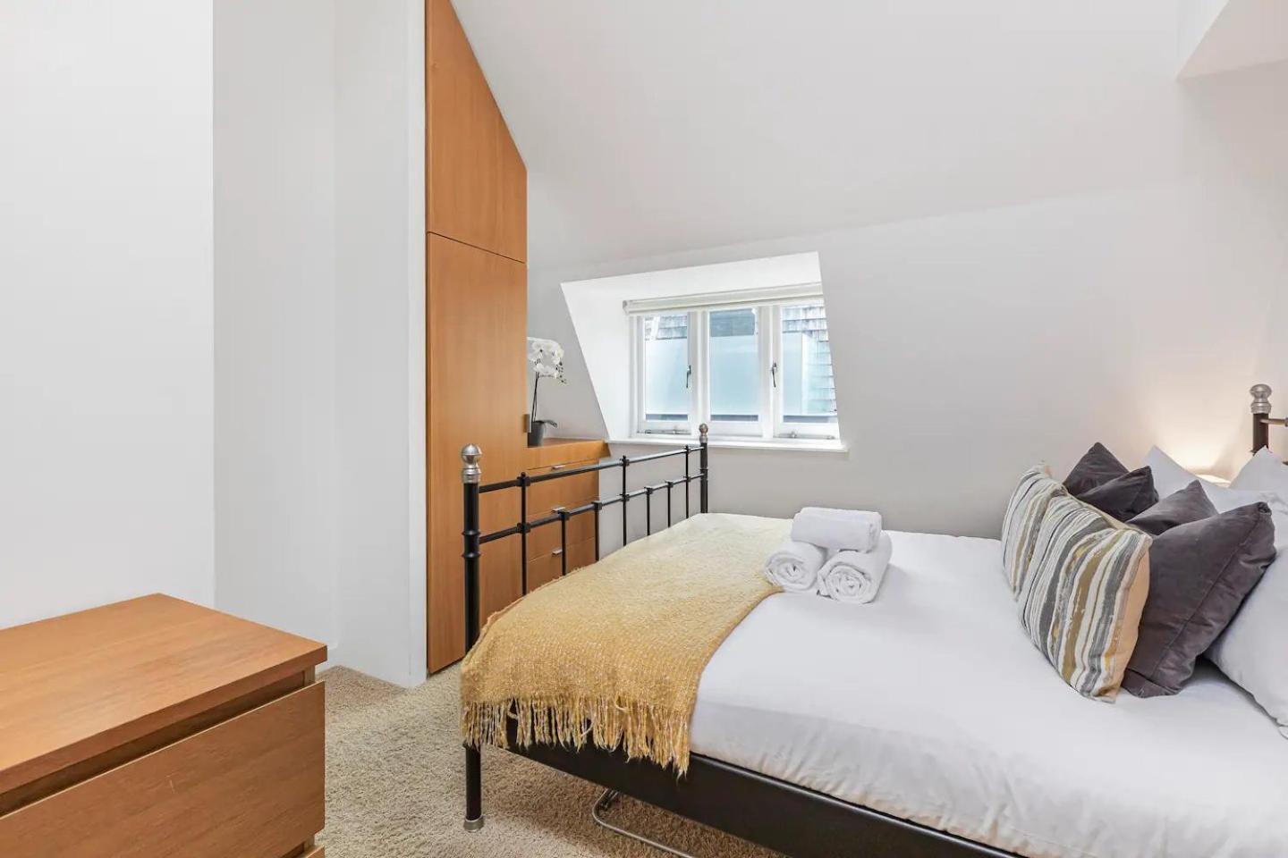 Pass The Keys Barbican Gem Apartment London