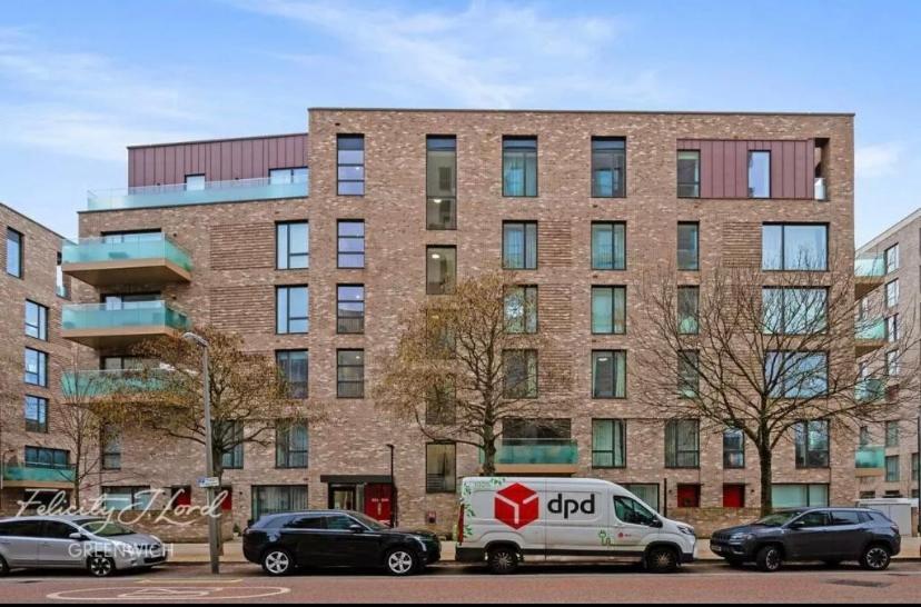 Cosy Near O2 Apartment London
