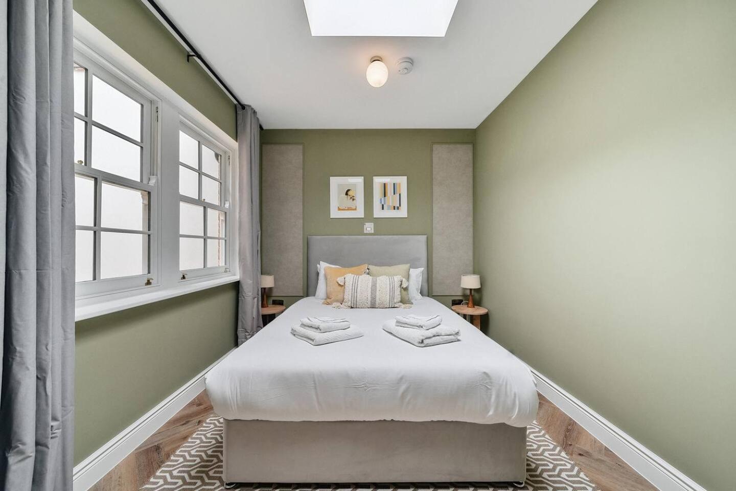 Pass The Keys Stylish Flat With Courtyard Apartment London