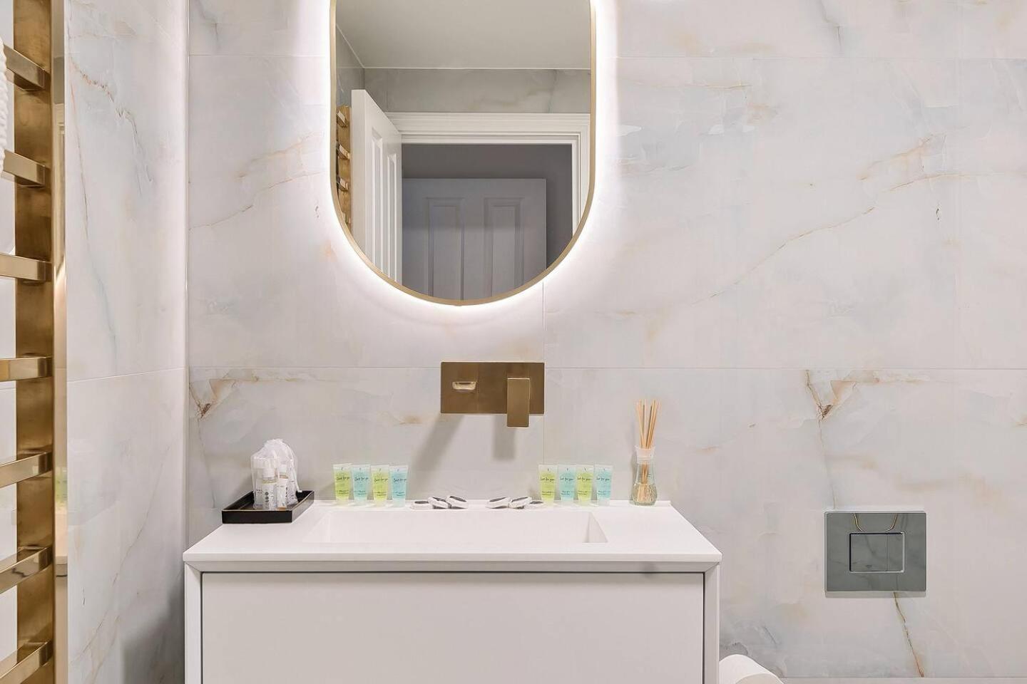 Pass The Keys Stylish Flat With Courtyard London