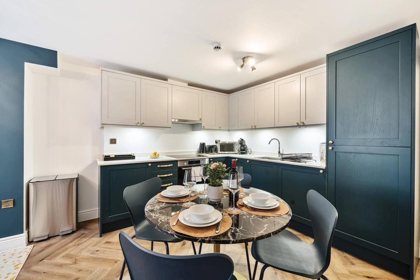 Pass The Keys Stylish Flat With Courtyard London