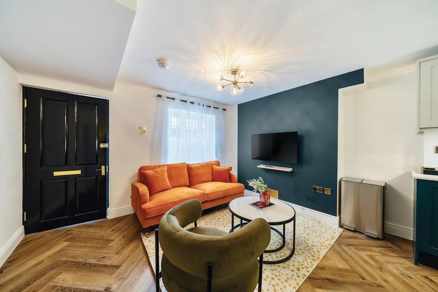 Pass The Keys Stylish Flat With Courtyard *