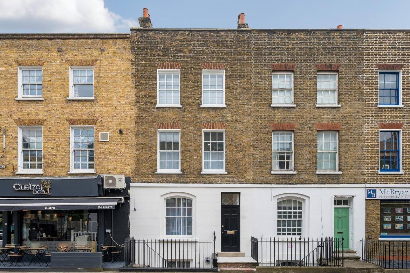 Pass The Keys Stylish Flat With Courtyard *