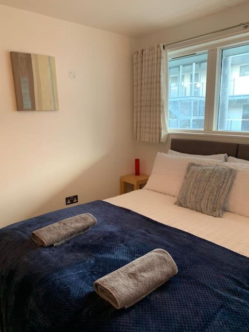 2 Bed Apt, Hoxton, Canal Views Apartment *