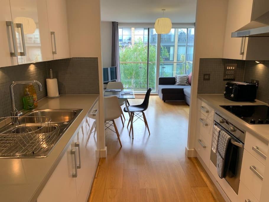 2 Bed Apt, Hoxton, Canal Views Apartment *