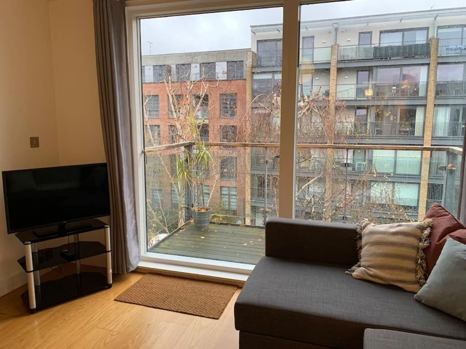 2 Bed Apt, Hoxton, Canal Views Apartment London