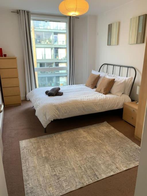 2 Bed Apt, Hoxton, Canal Views * London