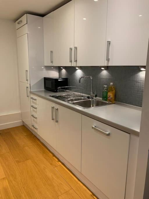 2 Bed Apt, Hoxton, Canal Views Apartment *