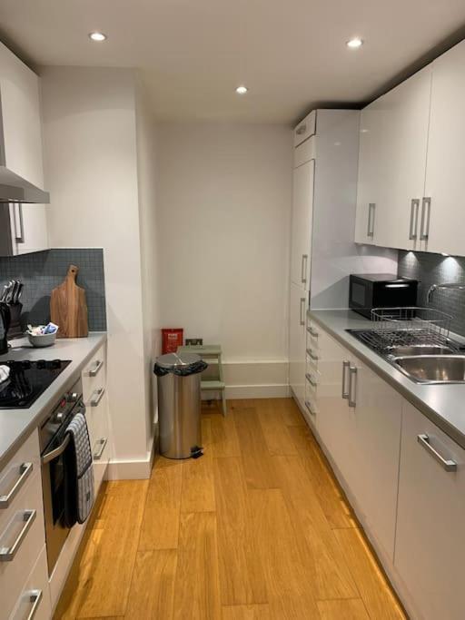 2 Bed Apt, Hoxton, Canal Views Apartment *