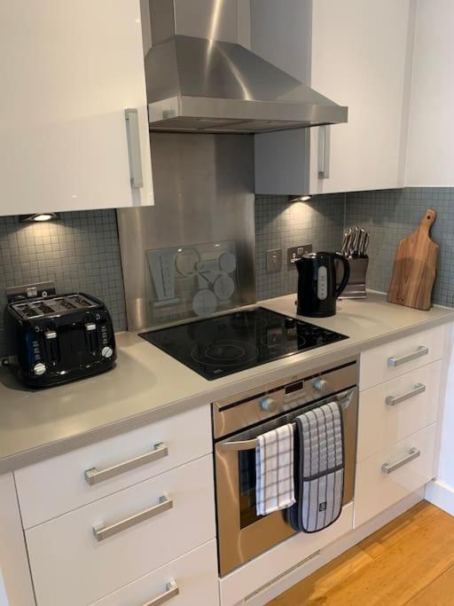 2 Bed Apt, Hoxton, Canal Views Apartment *