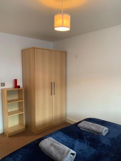 Apartment 2 Bed Apt, Hoxton, Canal Views *