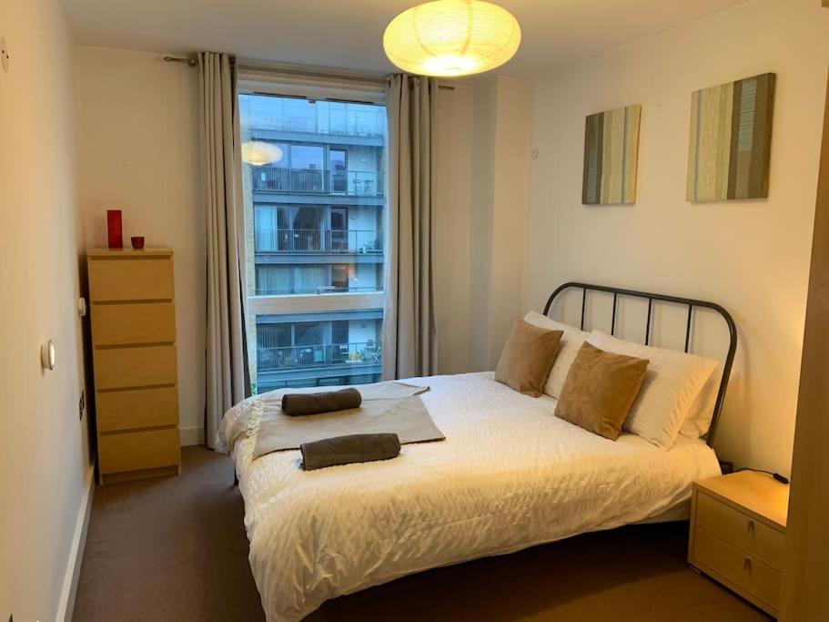 Apartment 2 Bed Apt, Hoxton, Canal Views London