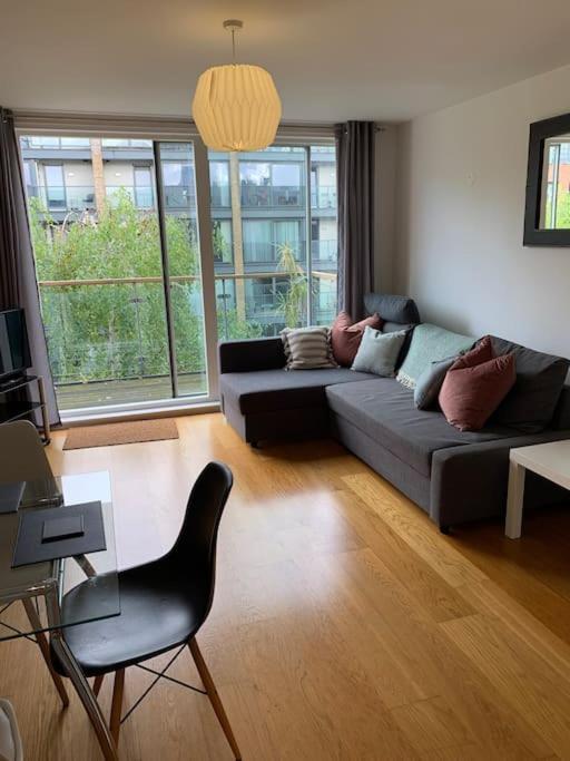 Apartment 2 Bed Apt, Hoxton, Canal Views London