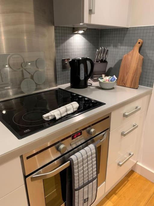 2 Bed Apt, Hoxton, Canal Views Apartment