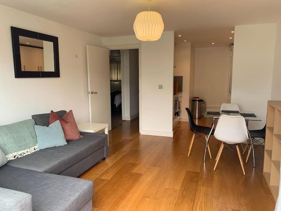 Apartment 2 Bed Apt, Hoxton, Canal Views *