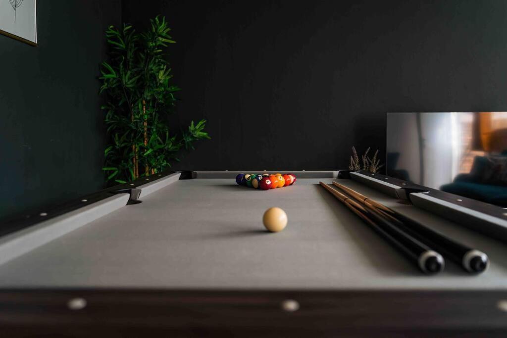Contractor Base With Pool Table London