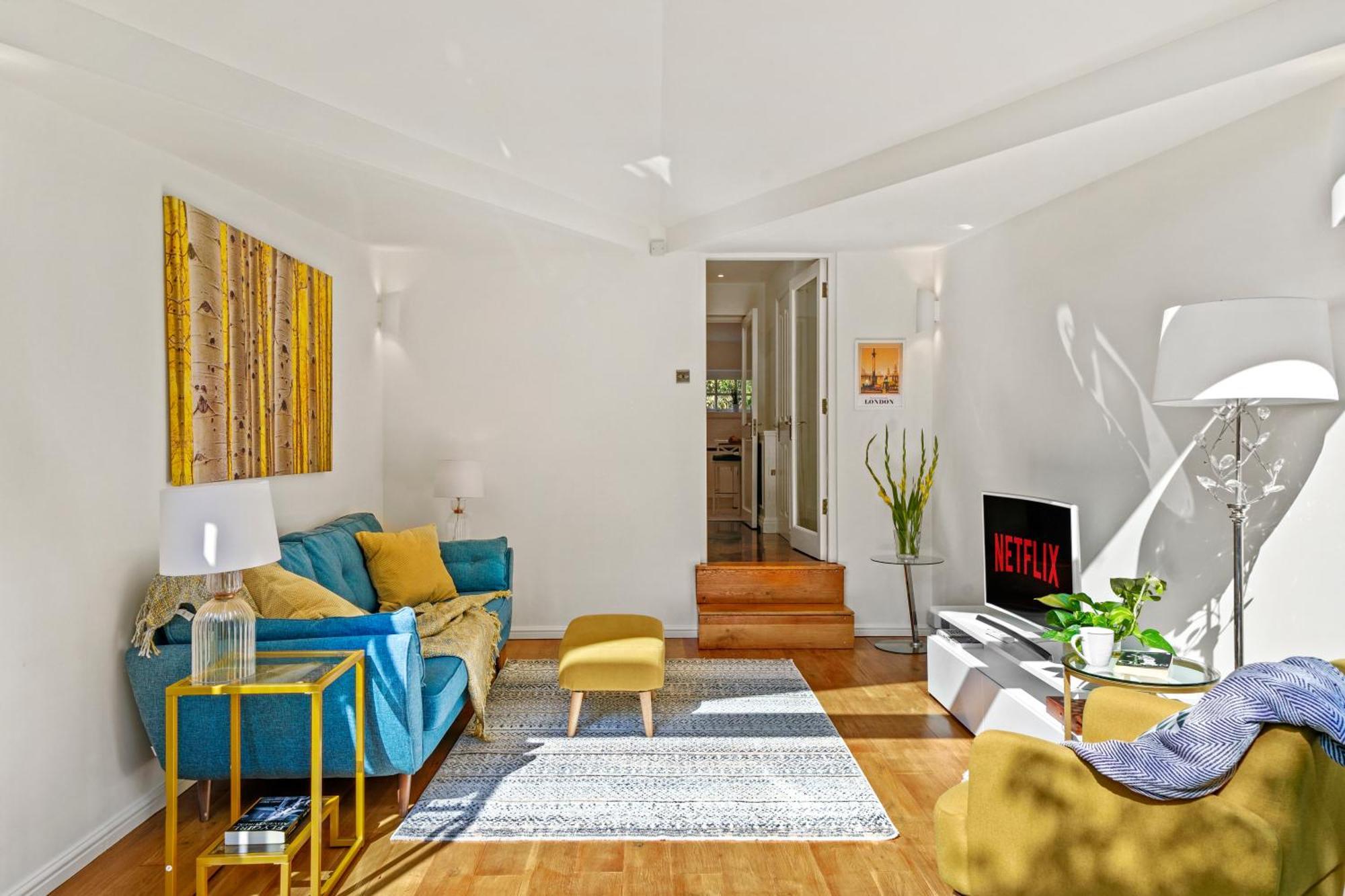 3 Bedroom Mews - Clapham Common - Free Private Parking - Sleeps 5 - Newly Refurbished - Sweetpea & Pillow * London
