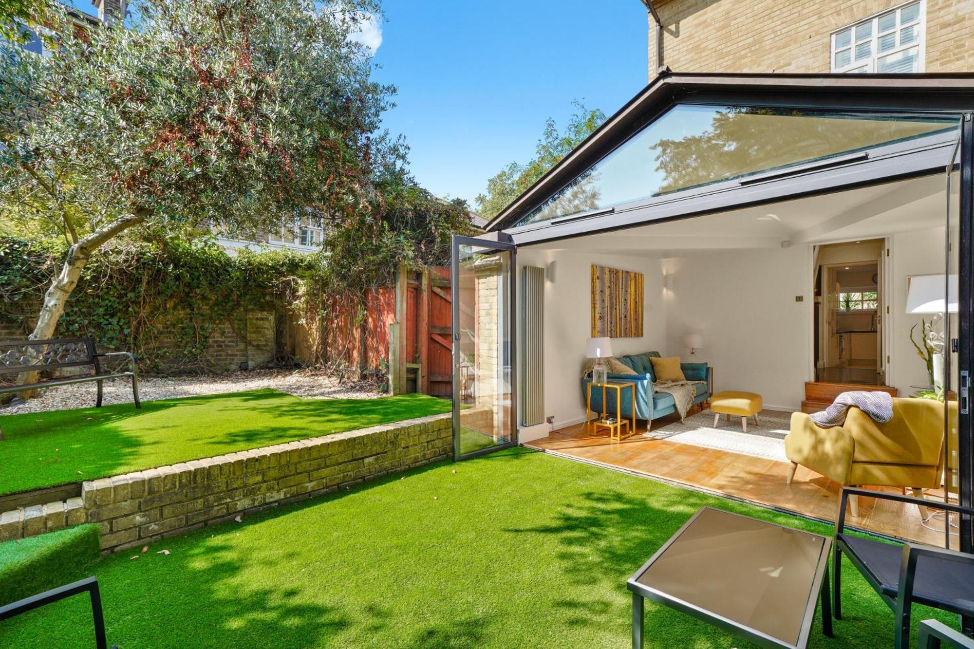 3 Bedroom Mews - Clapham Common - Free Private Parking - Sleeps 5 - Newly Refurbished - Sweetpea & Pillow Ferienhaus