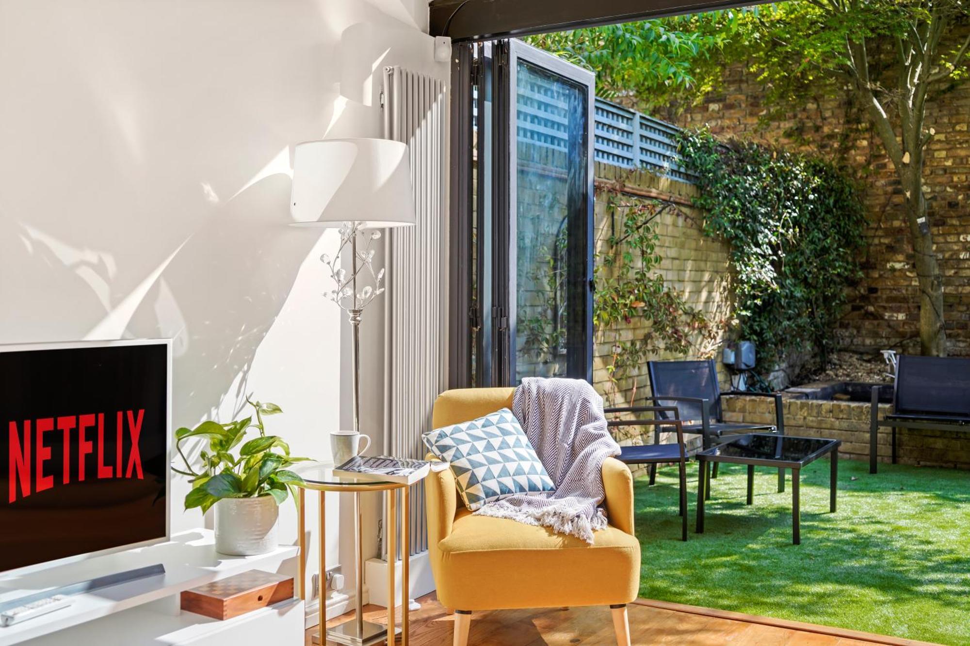 Ferienhaus 3 Bedroom Mews - Clapham Common - Free Private Parking - Sleeps 5 - Newly Refurbished - Sweetpea & Pillow *