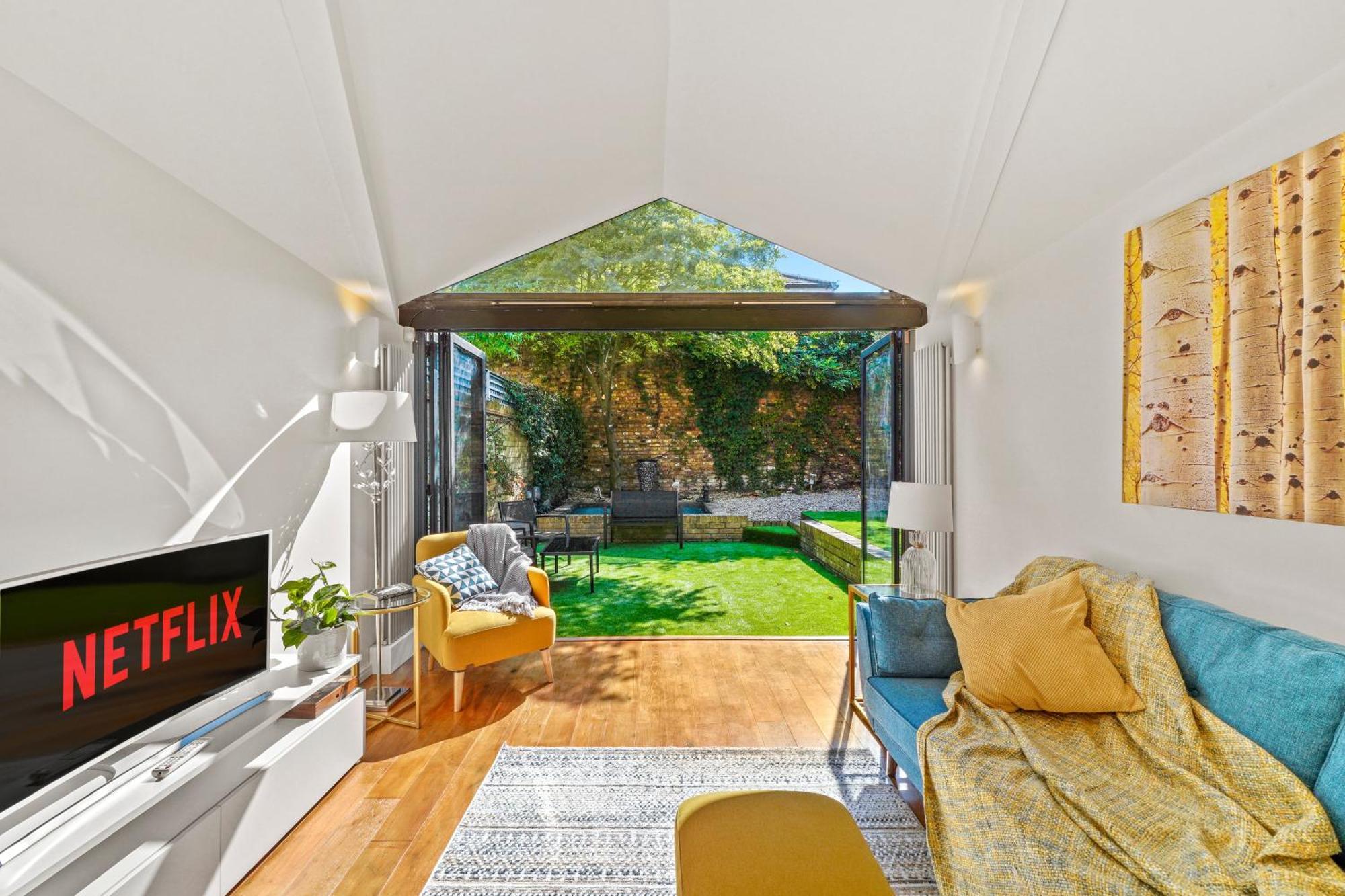 3 Bedroom Mews - Clapham Common - Free Private Parking - Sleeps 5 - Newly Refurbished - Sweetpea & Pillow