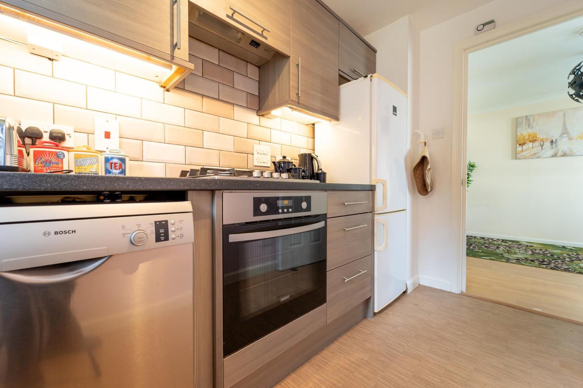 Luxury Riverview Apartment: Excel & Canary Wharf Proximity London