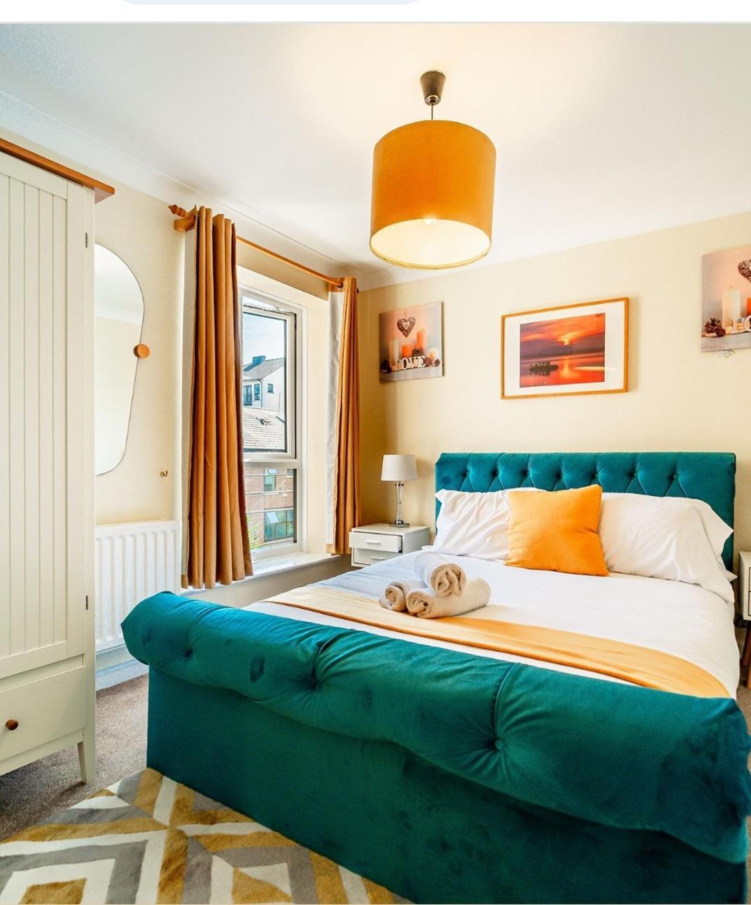 Luxury Riverview Apartment: Excel & Canary Wharf Proximity Apartment *