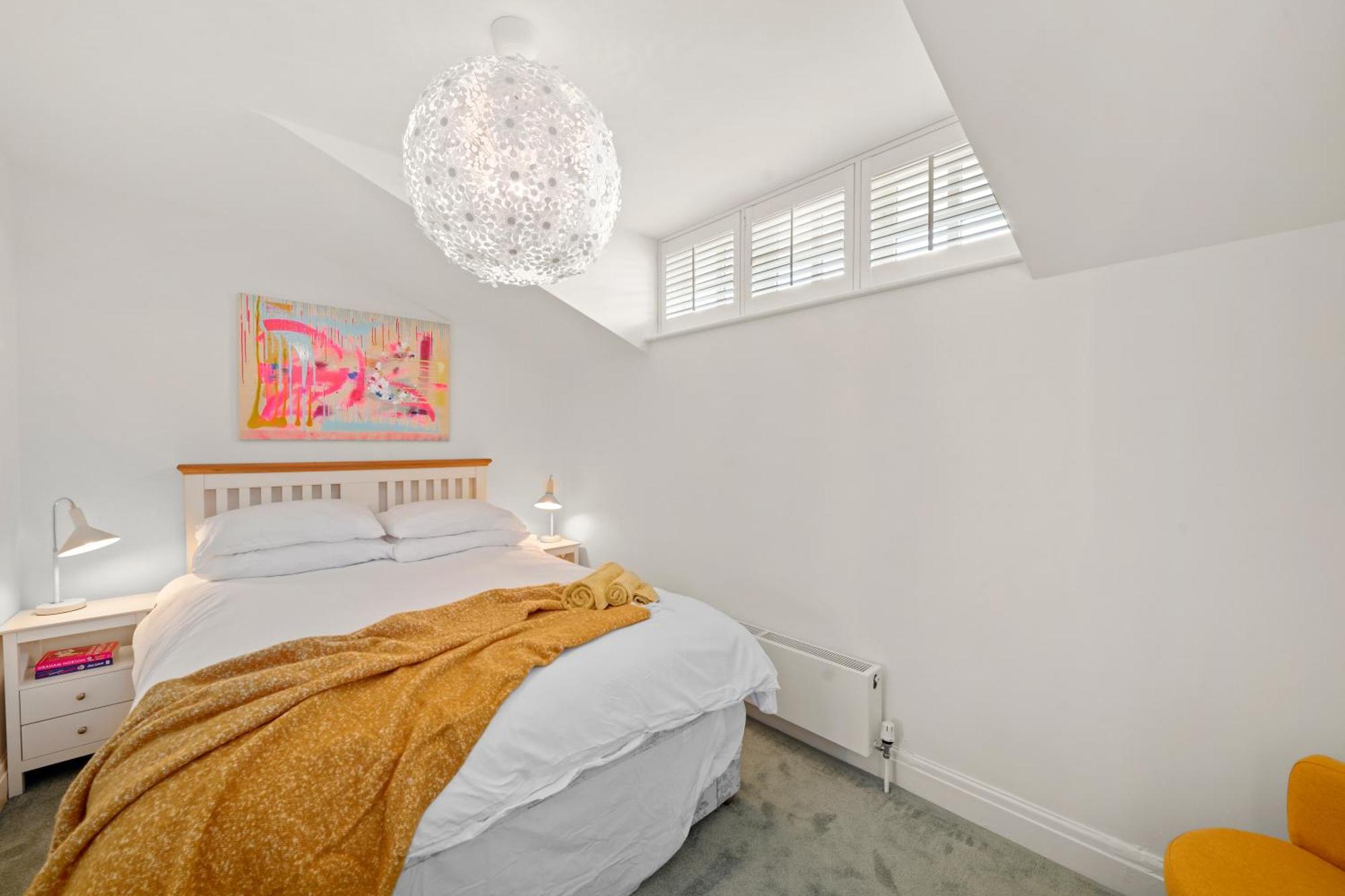3 Bedroom Mews - Clapham Common - Free Private Parking - Sleeps 5 - Newly Refurbished - Sweetpea & Pillow London