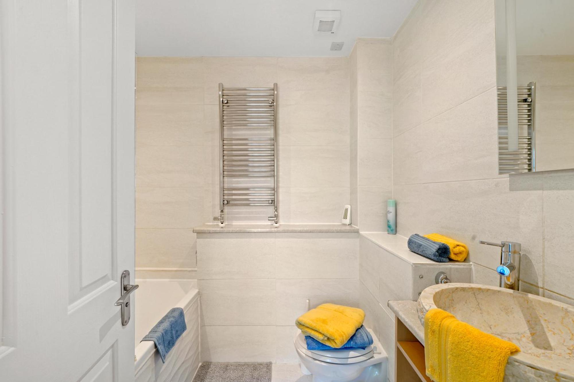 3 Bedroom Mews - Clapham Common - Free Private Parking - Sleeps 5 - Newly Refurbished - Sweetpea & Pillow * London