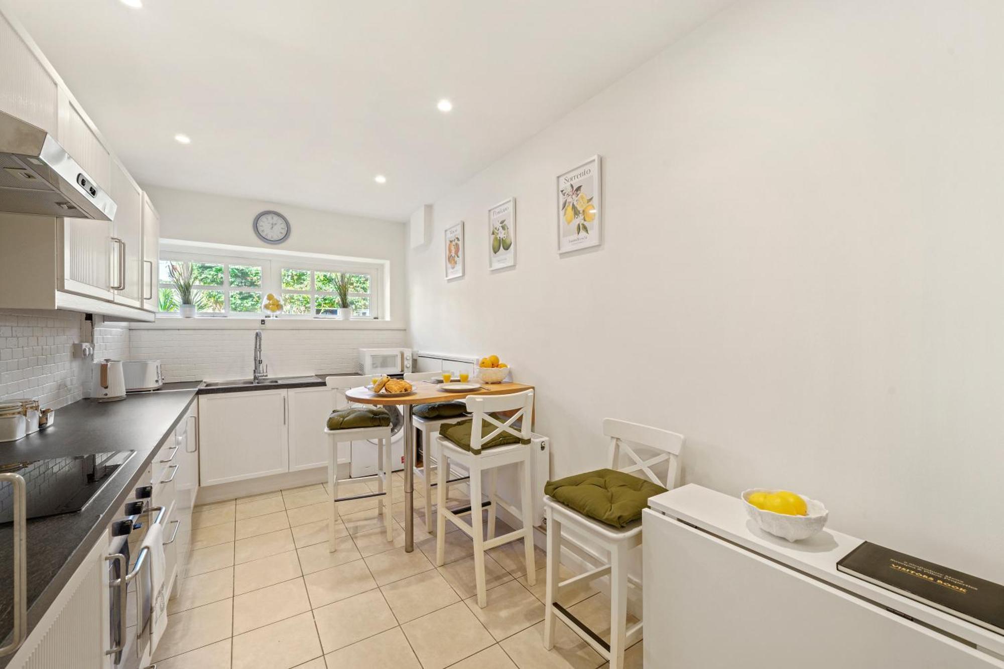 3 Bedroom Mews - Clapham Common - Free Private Parking - Sleeps 5 - Newly Refurbished - Sweetpea & Pillow Ferienhaus London