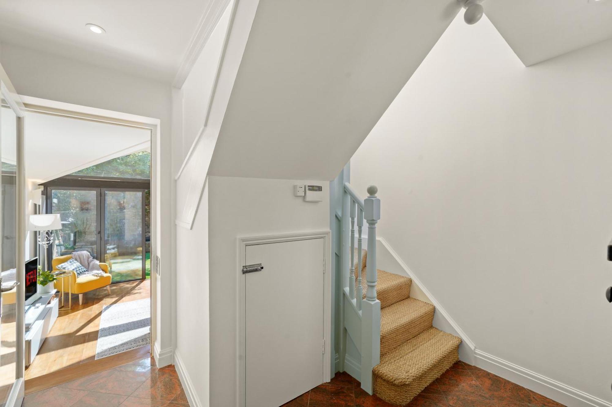 3 Bedroom Mews - Clapham Common - Free Private Parking - Sleeps 5 - Newly Refurbished - Sweetpea & Pillow London