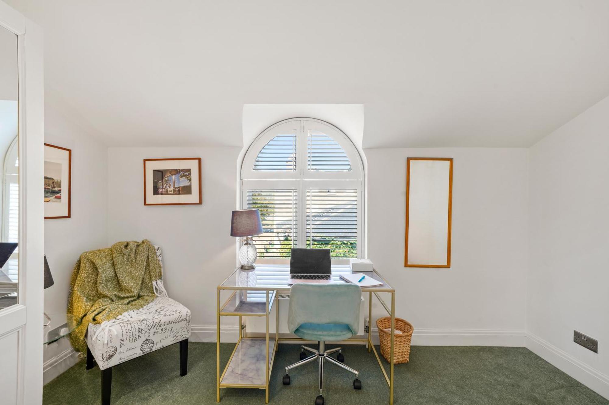 3 Bedroom Mews - Clapham Common - Free Private Parking - Sleeps 5 - Newly Refurbished - Sweetpea & Pillow London