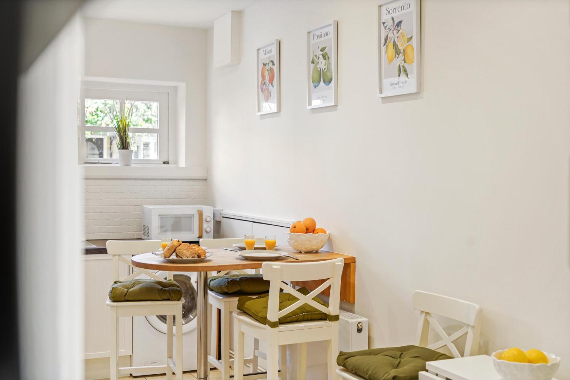 3 Bedroom Mews - Clapham Common - Free Private Parking - Sleeps 5 - Newly Refurbished - Sweetpea & Pillow * London