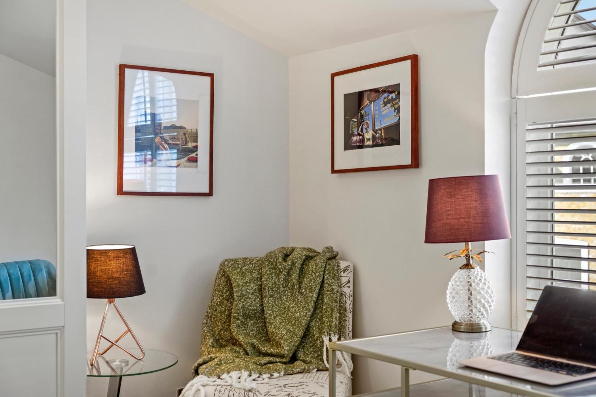 3 Bedroom Mews - Clapham Common - Free Private Parking - Sleeps 5 - Newly Refurbished - Sweetpea & Pillow London