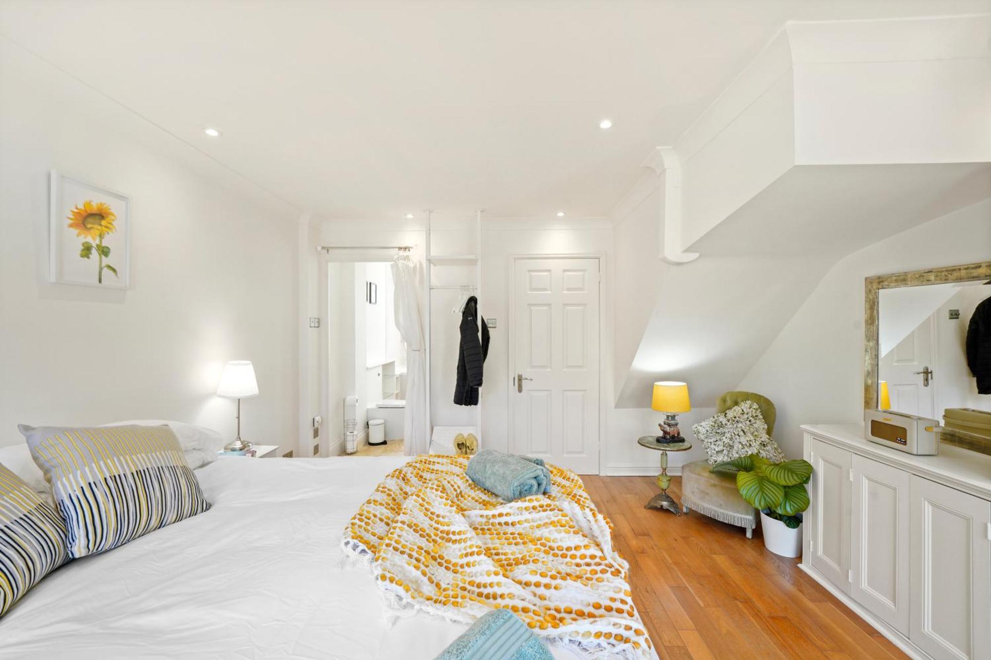 3 Bedroom Mews - Clapham Common - Free Private Parking - Sleeps 5 - Newly Refurbished - Sweetpea & Pillow Ferienhaus