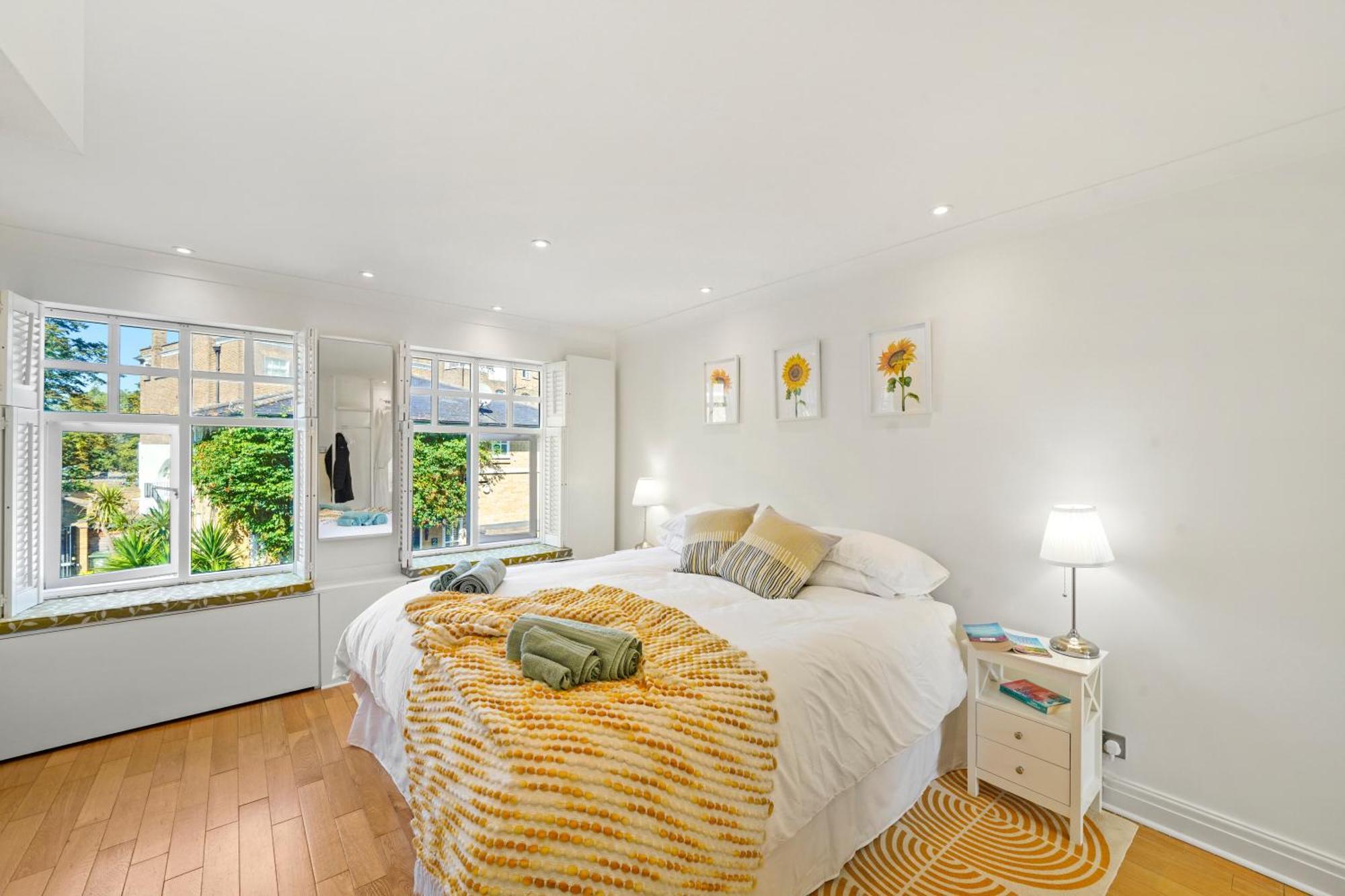 3 Bedroom Mews - Clapham Common - Free Private Parking - Sleeps 5 - Newly Refurbished - Sweetpea & Pillow Ferienhaus