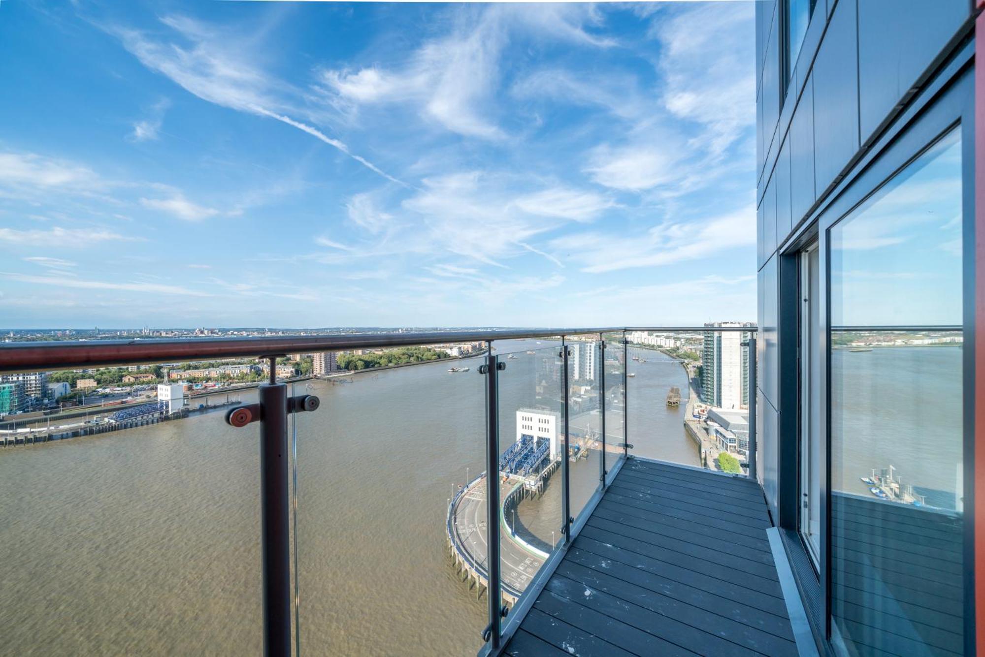 Skyvillion: Riverside With Views Apartment London