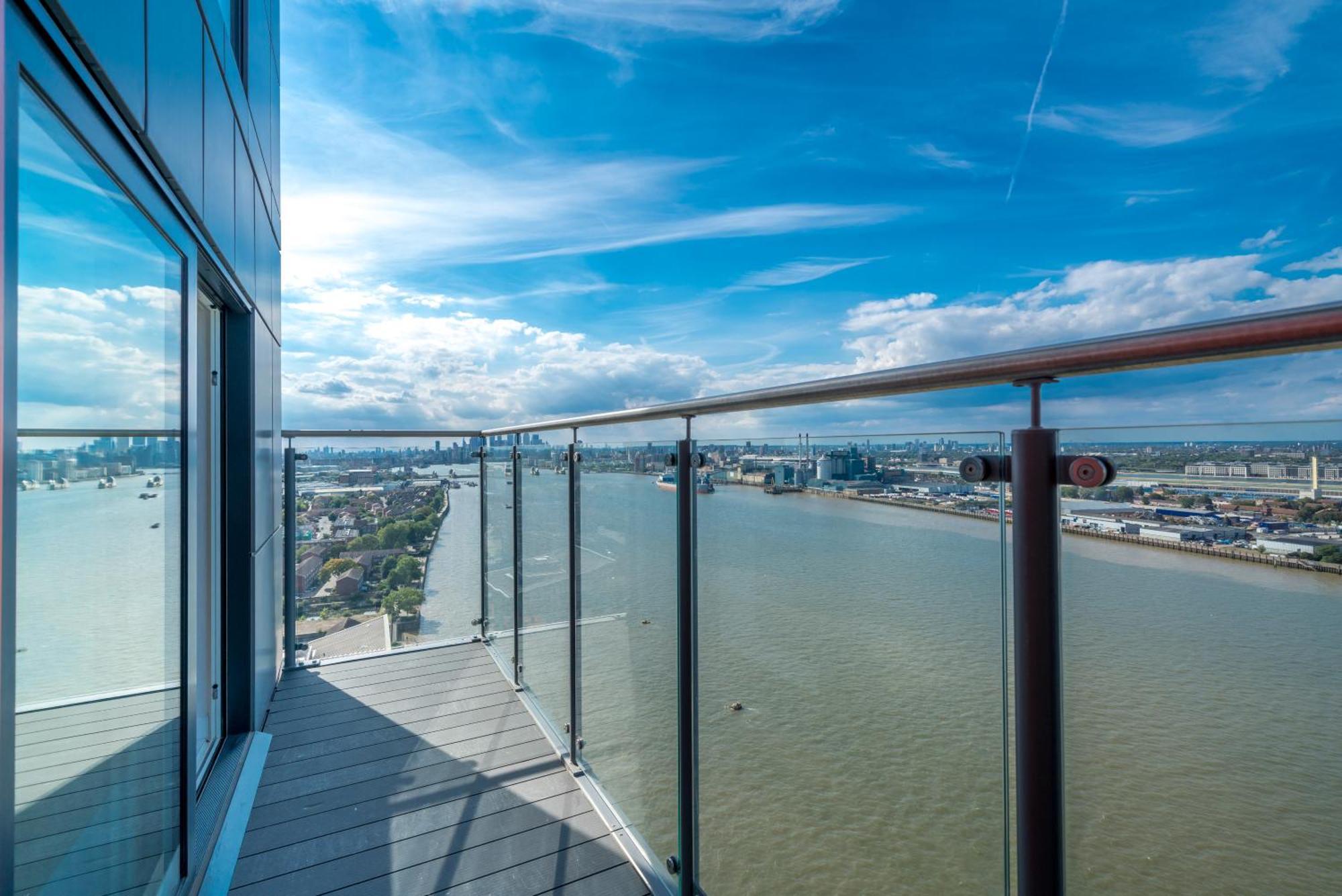 Skyvillion: Riverside With Views Apartment London