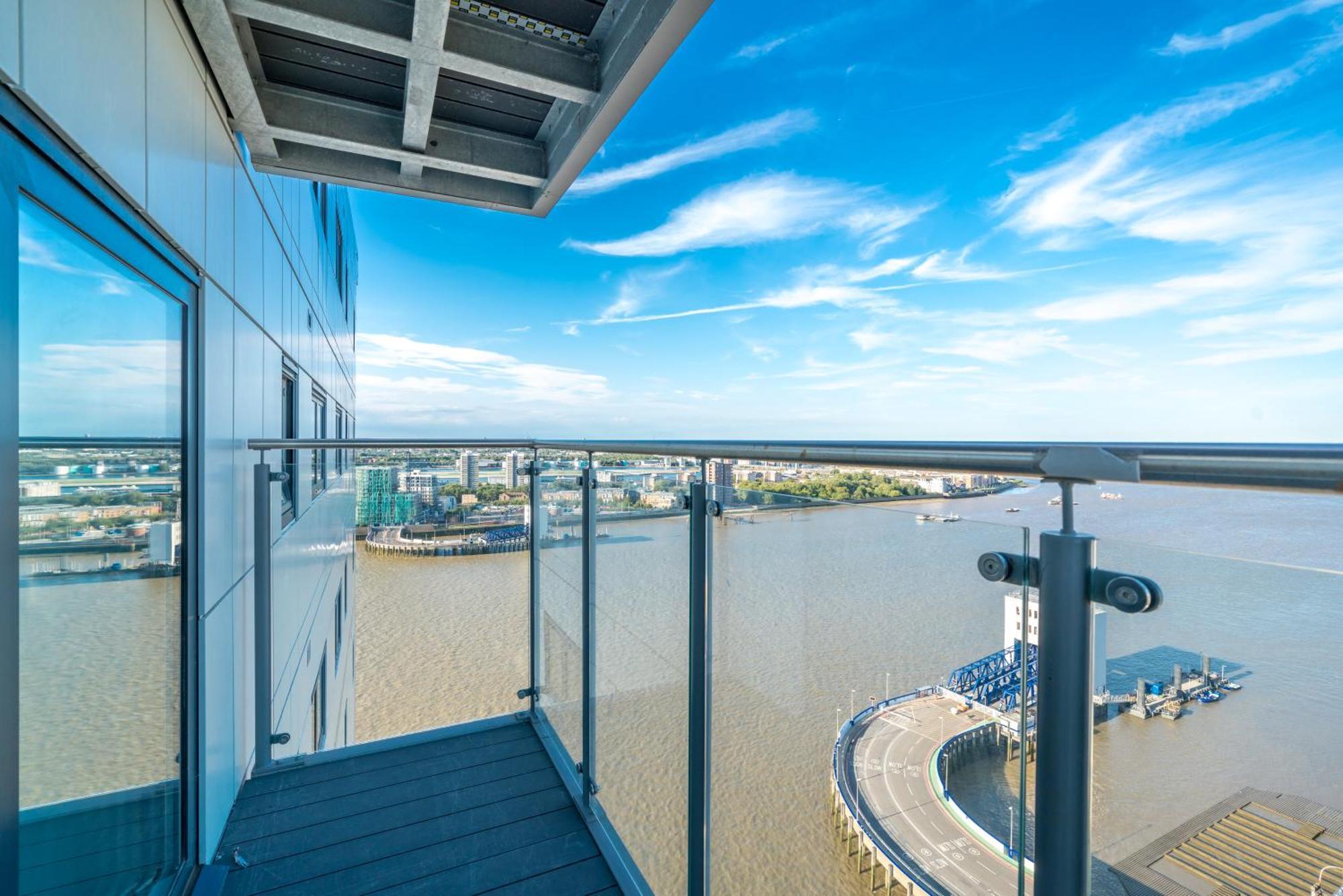 Apartment Skyvillion: Riverside With Views