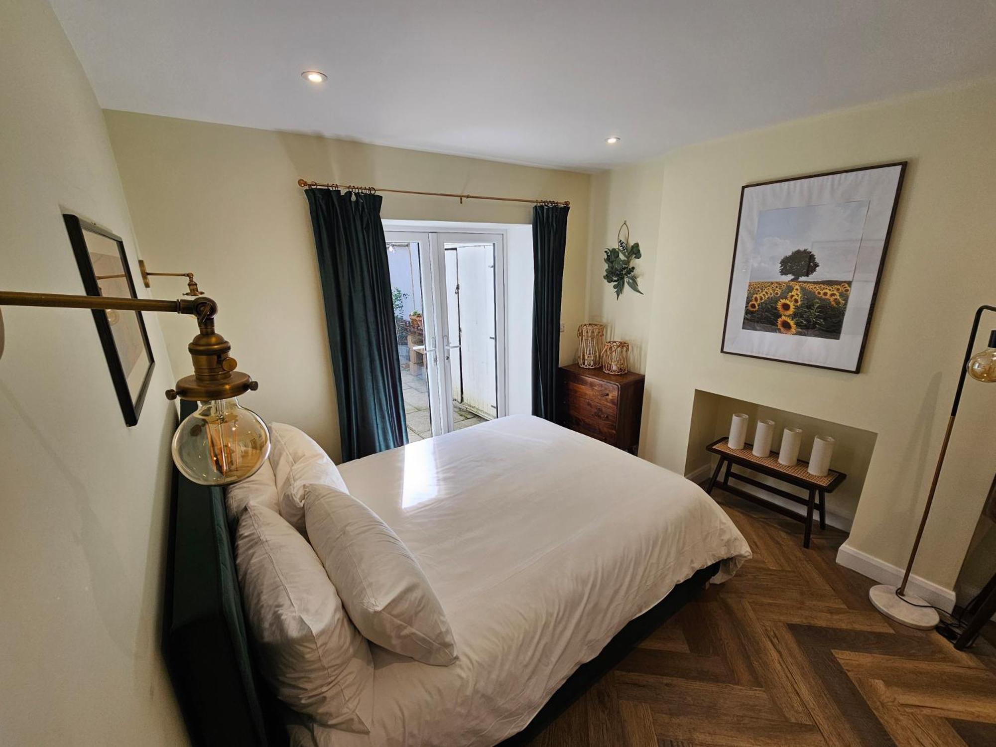 Spacious & Renovated 1-Bed Garden Flat In London Apartment London