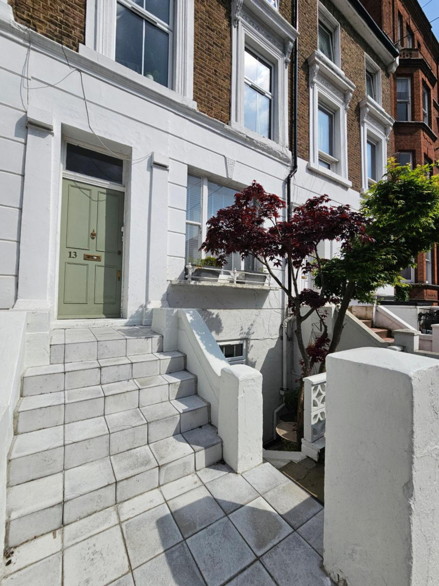 Apartment Spacious & Renovated 1-Bed Garden Flat In London