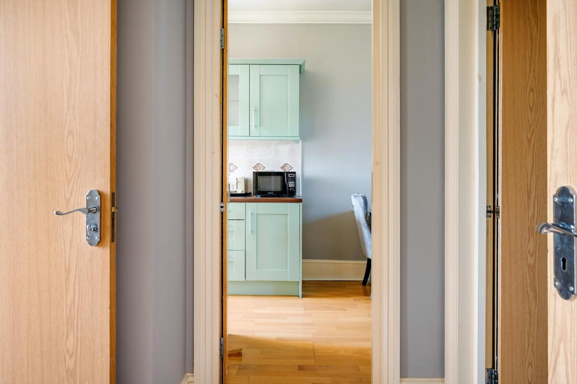 Large 1 Bedroom In Center Of Apartment
