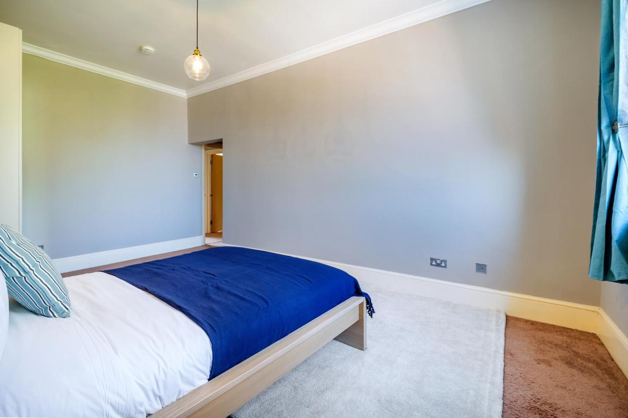 Large 1 Bedroom In Center Of