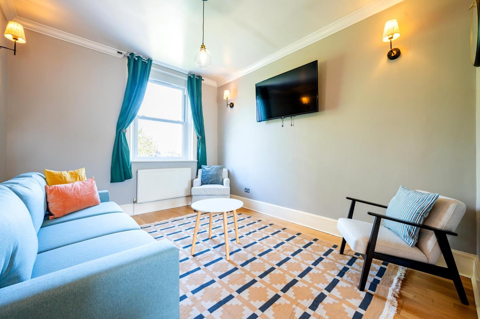 Large 1 Bedroom In Center Of *