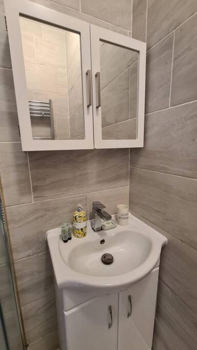 Beethoven St One Bedroom Flat - 3 Beds Up To 4 Adults * London