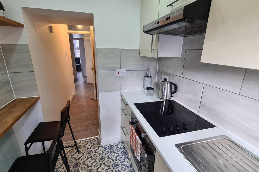 Beethoven St One Bedroom Flat - 3 Beds Up To 4 Adults London