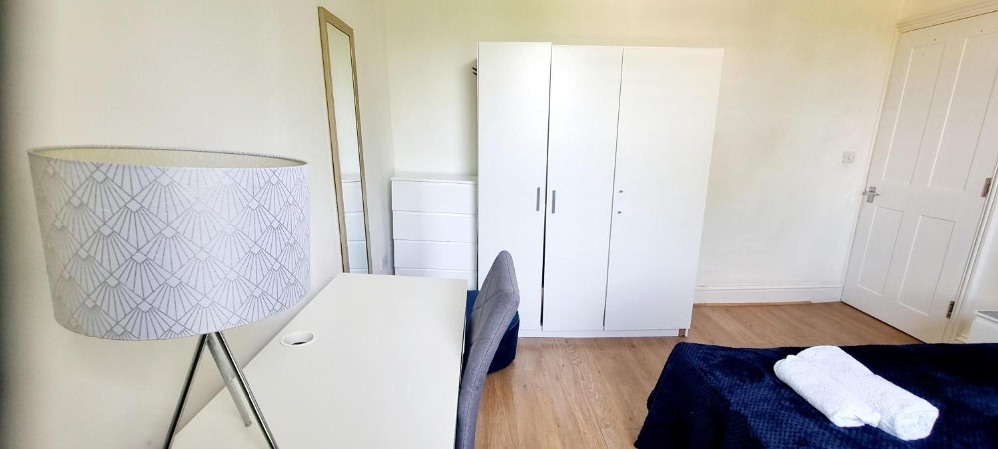 Evo View - 1 Bed - Stunning Views 3 Mins Walk Mile End Station *