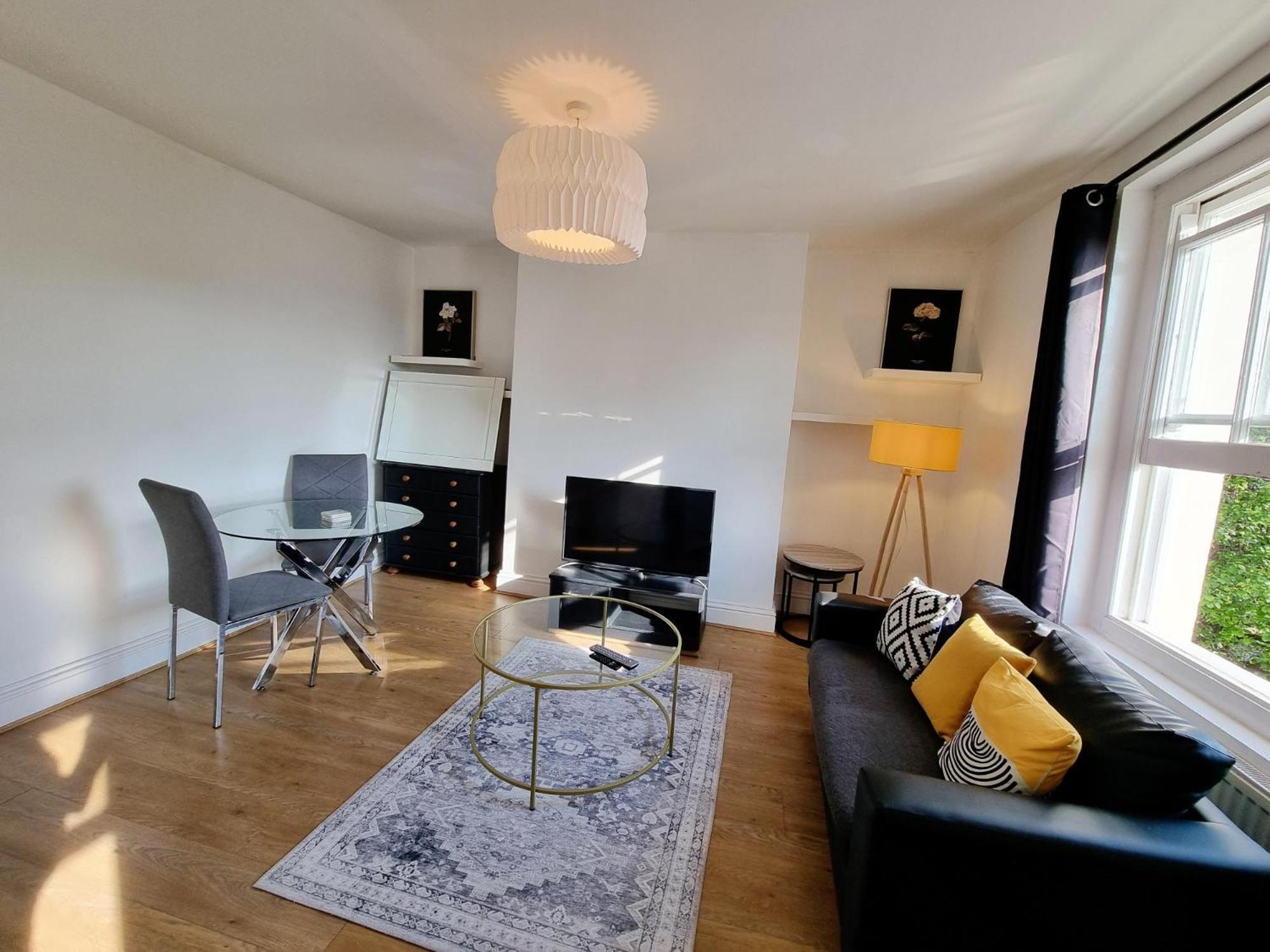 Evo View - 1 Bed - Stunning Views 3 Mins Walk Mile End Station Apartment