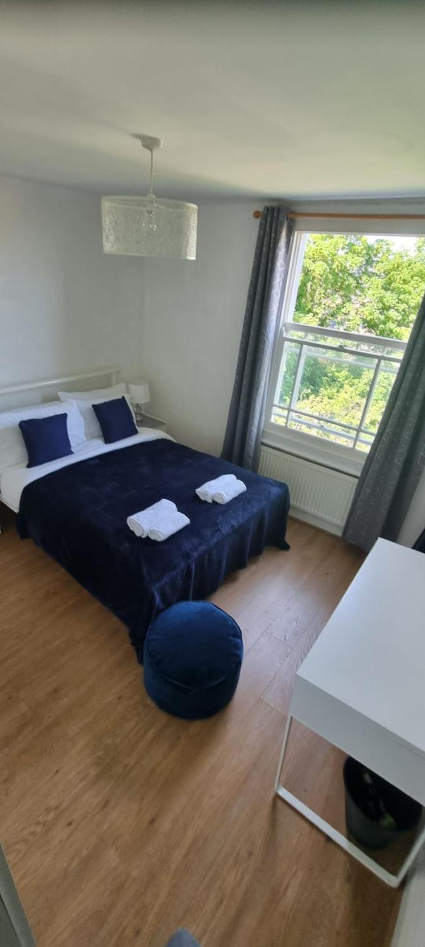 Evo View - 1 Bed - Stunning Views 3 Mins Walk Mile End Station Apartment *